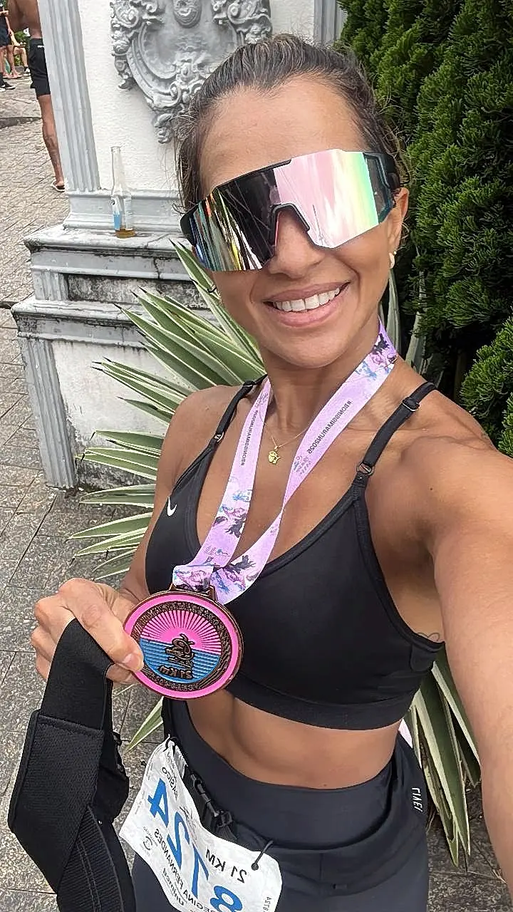 Aluna com a medalha de uma prova no peito