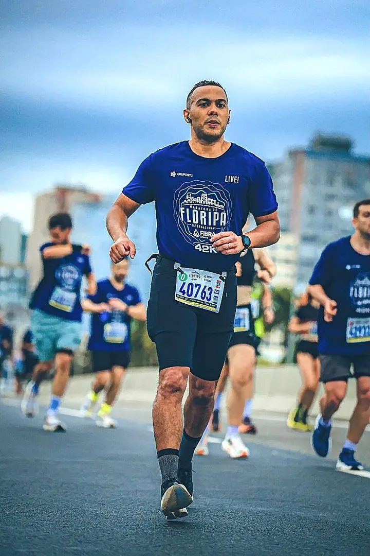 Renato correndo a Maratona de Floripa